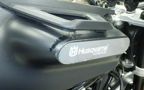 HUSQVARNA SVARTPILEN 125