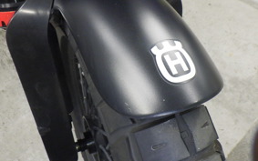 HUSQVARNA SVARTPILEN 125 2023