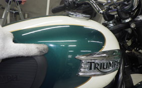 TRIUMPH BONNEVILLE T100 2010
